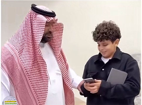 لقطة إنسانية… طفل يخطف القلوب في جازان