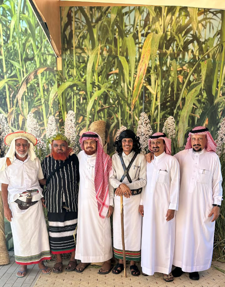 أطفال يلبسون الماضي بثقة الحاضر، والتراث نافذتهم الأصيلة نحو المستقبل.