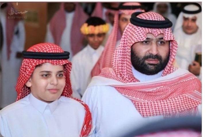 لقطة إنسانية… طفل يخطف القلوب في جازان