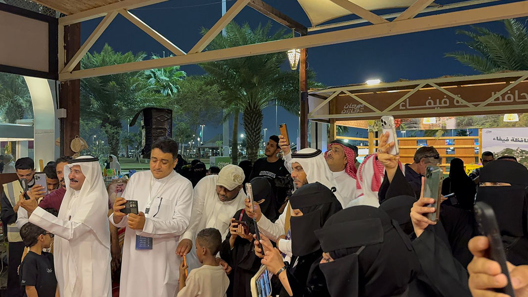 وسط تفاعل جماهيري لافت.. جناح "صبيا" يحيي ليالي "هذه جازان" بالطرب والفنون الشعبية