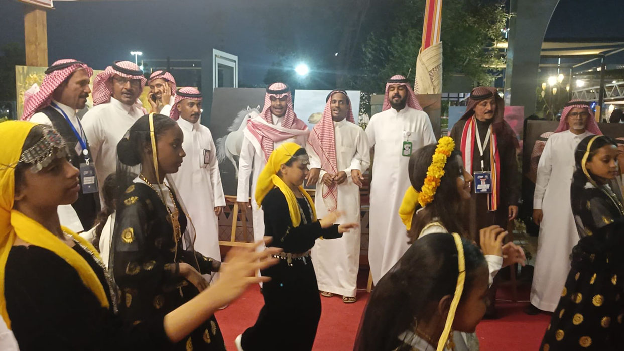 وسط تفاعل جماهيري لافت.. جناح "صبيا" يحيي ليالي "هذه جازان" بالطرب والفنون الشعبية