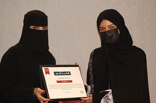 تدشين أدبي يشهد إشادة بتجربة روائية كتبتها مؤلفة في التاسعة عشرة من عمرها