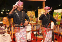 عراقة "الخطوة" وهيبة "السيف" تأسران زوار الشارع الثقافي في جناح صبيا بـ "جازان 2026"