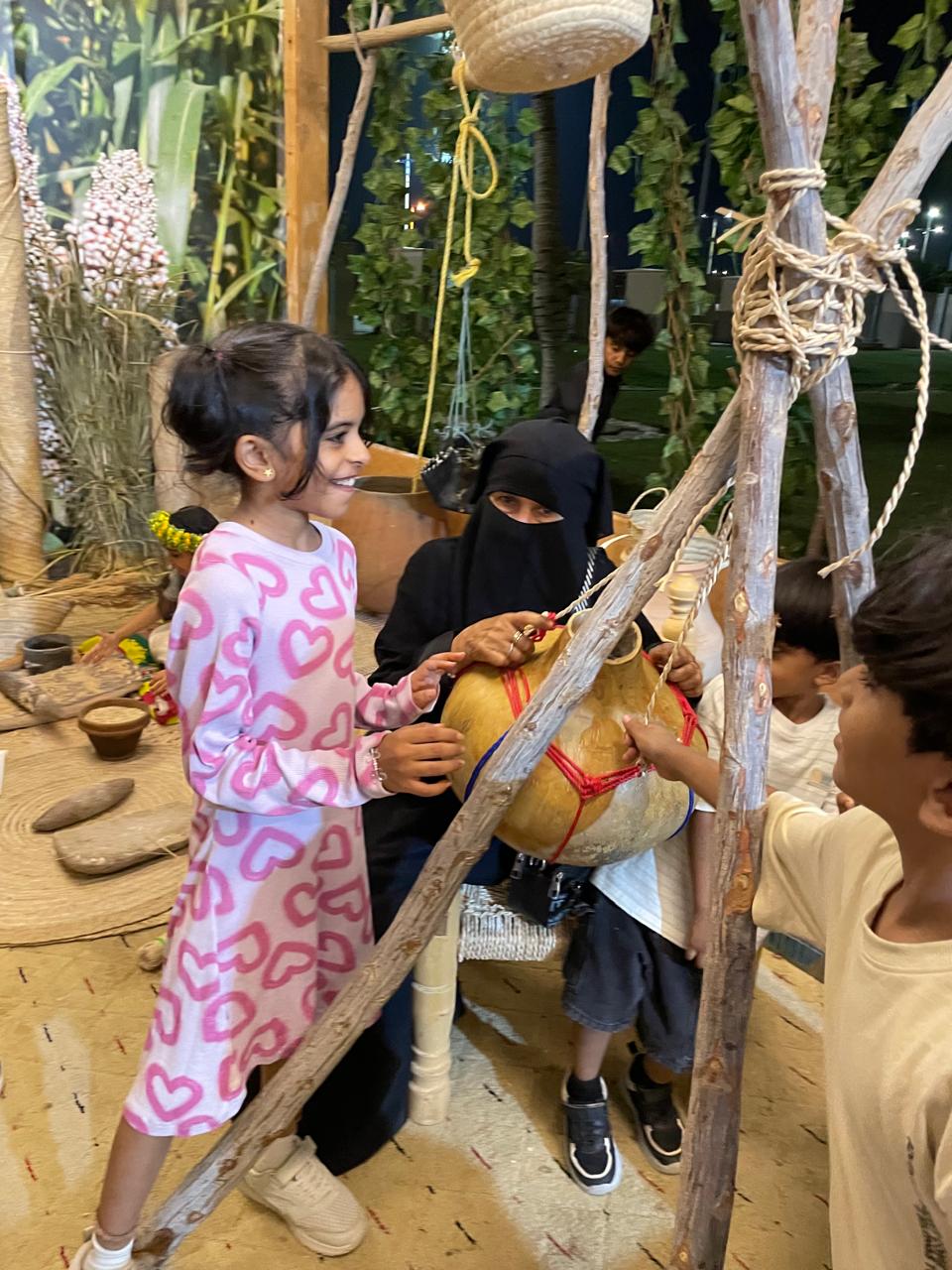 الطفلة لورين مجربي فنانة الطحين تجذب الزوار في مهرجان جازان قسم محافظة الطوال