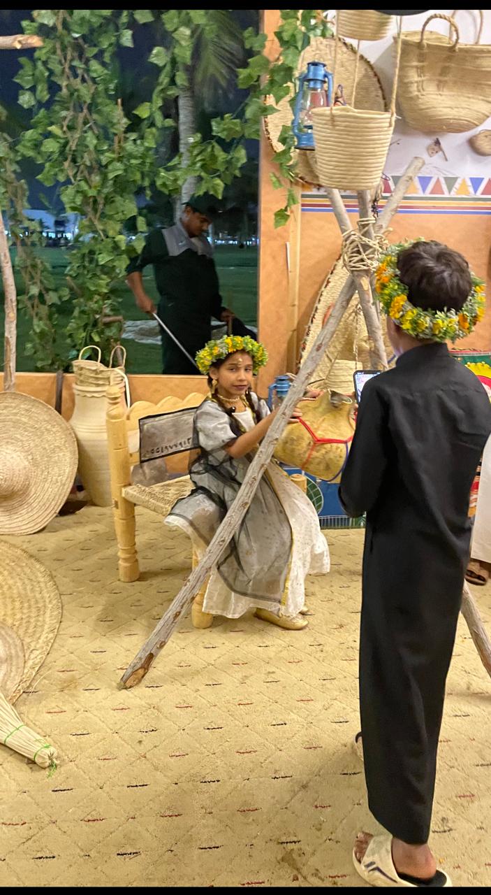 الطفلة لورين مجربي فنانة الطحين تجذب الزوار في مهرجان جازان قسم محافظة الطوال