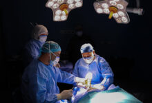 النعيرية العام يجري عملية نوعية لإزالة ورم نادر بالكاحل