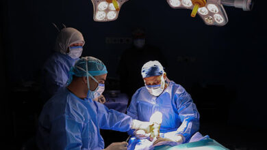 النعيرية العام يجري عملية نوعية لإزالة ورم نادر بالكاحل