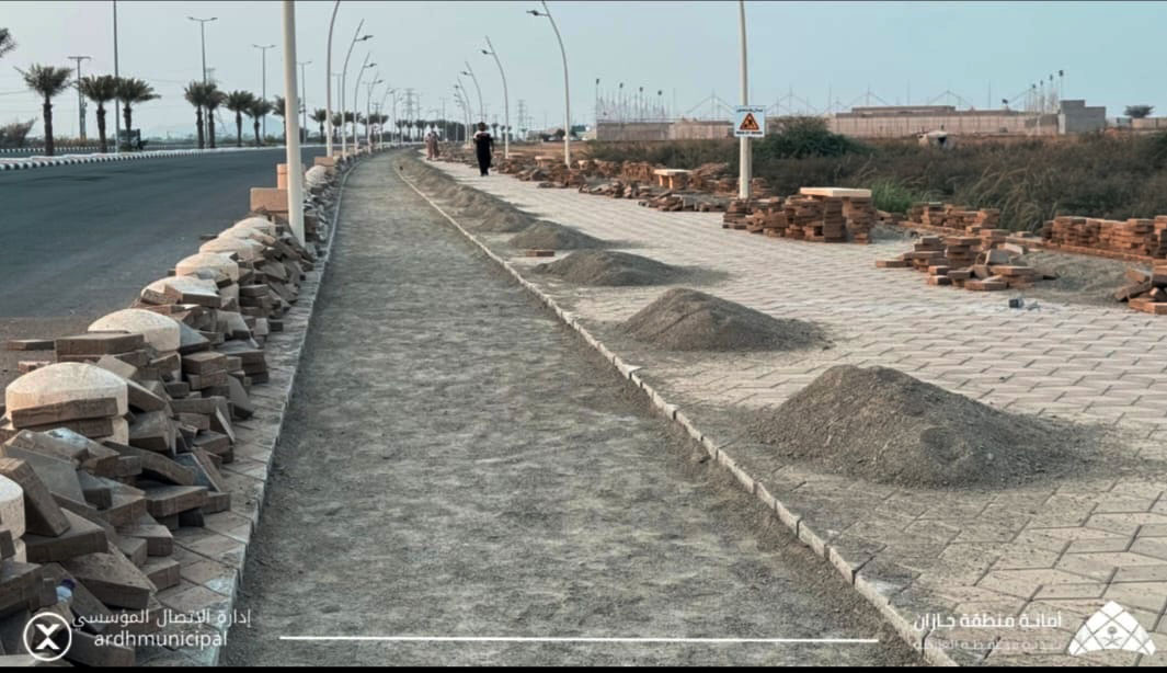 بلدية محافظة العارضة تواصل جهودها في تحسين الممشى وتهيئته