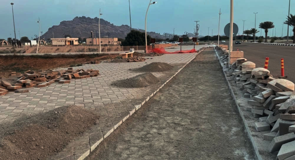 بلدية محافظة العارضة تواصل جهودها في تحسين الممشى وتهيئته