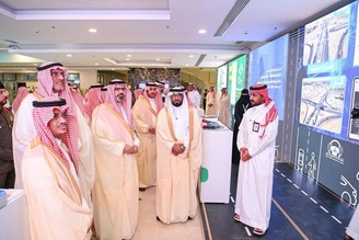 سمو نائب امير منطقة جازان يطّلع على جناح الأمانة في مؤتمر السلامة المروريّة