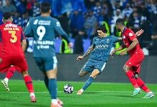 في ليلة القبض على القمة.. الهلال يخطف الصدارة بثنائية ضمك.