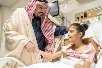 أمير القصيم يزور الطفلة السودانية العنود الطريفي ويطمئن على حالتها الصحية