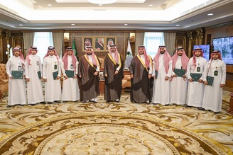 أمير منطقة جازان يكرّم فريق عمل نظام الاتصالات الإدارية المطوّر بإمارة المنطقة