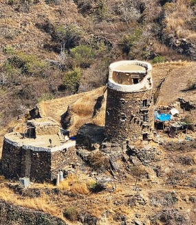 قرية قيار… تاريخ يتكي على كتف الجبل