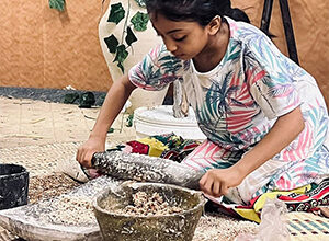 طفلتان ترتديان الأزياء التراثية تعيدان ذكريات الماضي والطحين