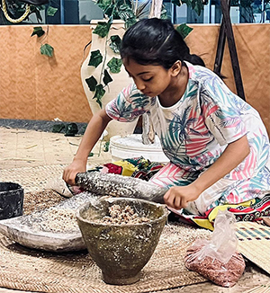 طفلتان ترتديان الأزياء التراثية تعيدان ذكريات الماضي والطحين