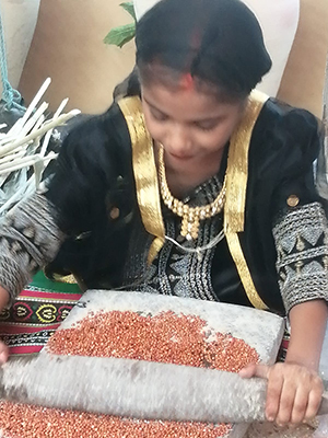 أطفال يلبسون الماضي بثقة الحاضر، والتراث نافذتهم الأصيلة نحو المستقبل.