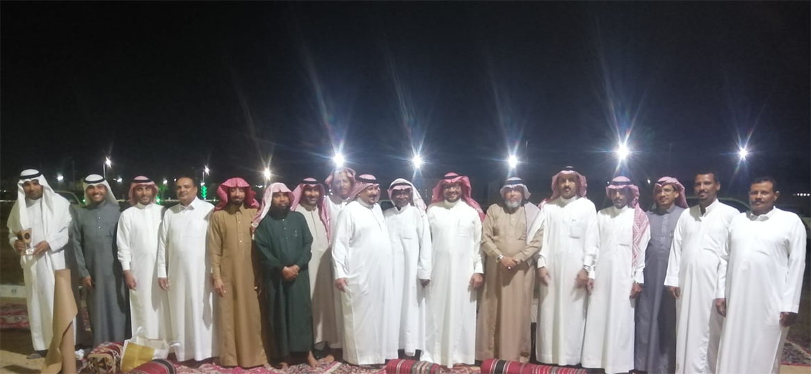 مدرسة المجروب والمعزاب تكرم مديرها السابق حسن محمدعواف بعد خدمة(18)عاما مديرالها