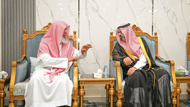 نائب أمير جازان يعزي شيخ شمل السادة الخلاوية وتوابعها في وفاة والده