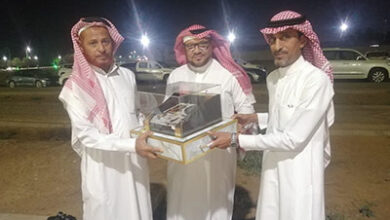 مدرسة المجروب والمعزاب تكرم مديرها السابق حسن محمدعواف بعد خدمة(18)عاما مديرالها