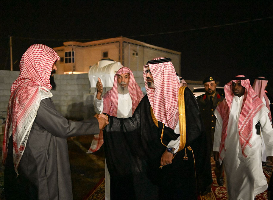نائب أمير جازان يعزي شيخ شمل السادة الخلاوية وتوابعها في وفاة والده