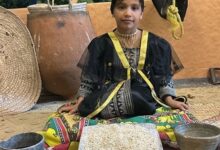 زوار من نجران يشيدون بركن الطوال وطفلات يتعلمن عادات قديمة في ركن محافظة الطوال بالمهرجان