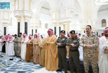 محافظ جدة يؤدي صلاة الاستسقاء مع جموع المصلين